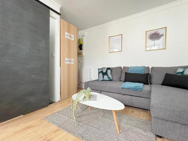PARIS 11ème – RUE LÉON FROT | STUDIO LUMINEUX AU DERNIER ÉTAGE SUR JARDIN