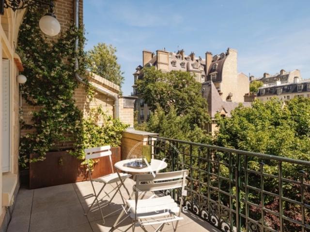 Paris 17 Villa des Ternes duplex avec terrasses à vendre
