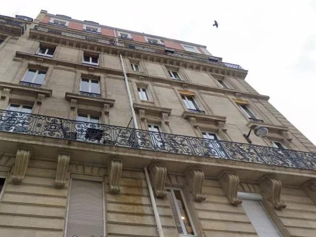 PARIS 17E — CHAMBRE DE SERVICE AVEC ASCENSEUR