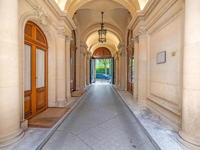 PARIS 17E – BD DE COURCELLES – FACE PARC MONCEAU
