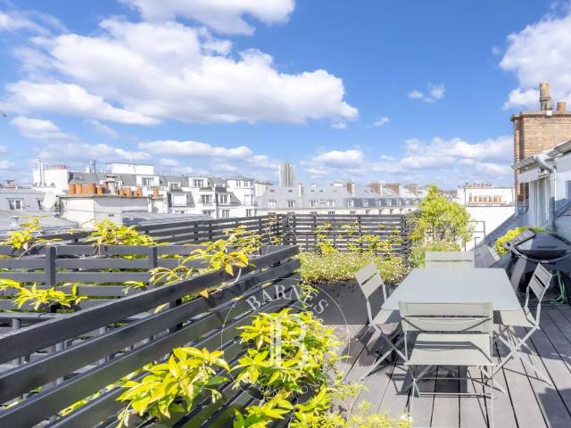 Paris 17è Etoile Appartement rénové et climatisé au dernier étage avec terrasse 3 chambres