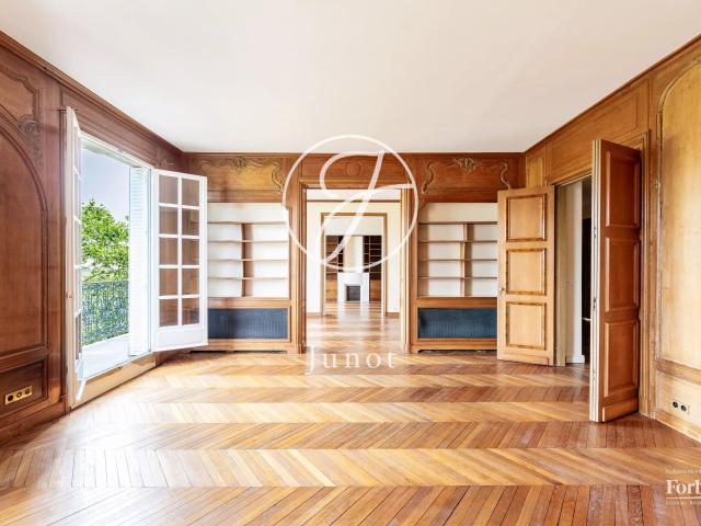 Paris 17e – PARC MONCEAU – Appartement à vendre – 8 pièces – 249 m² Carrez – 3/4 chambres – Grand balcon filant – Adresse prestigieuse