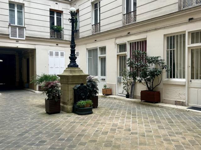 Paris 17éme: batignolles 2 pieces meublé sur cour