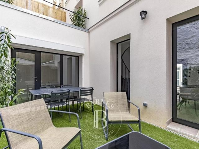 PARIS 15 COMMERCE EMILE ZOLA MAISON RENOVEE 244 m² 8 PIECES PETIT JARDIN TERRASSES