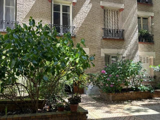 PARIS 15ème Métro CONVENTION 2 pièces de 30,22m² loué vide