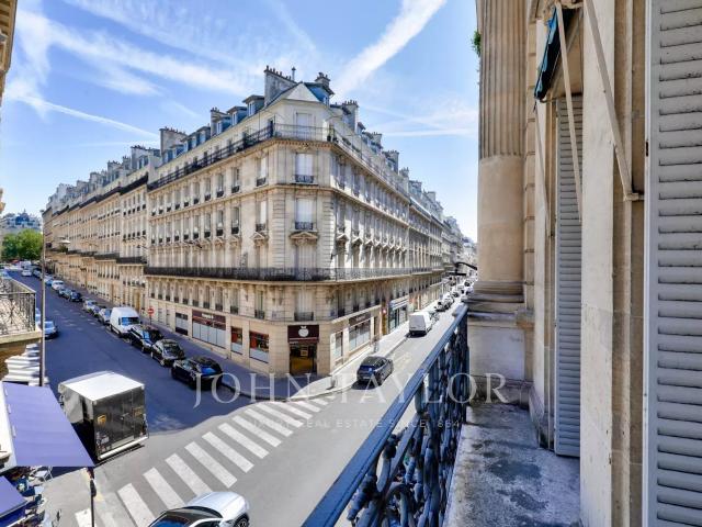 PARIS 16 VICTOR HUGO. Étage noble avec balcons