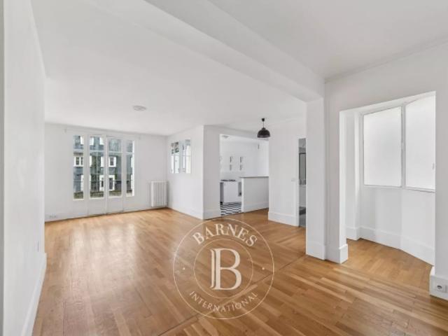 Exclusivité Paris 16 Auteuil Sud Etage élevé avec balcon 1 chambre