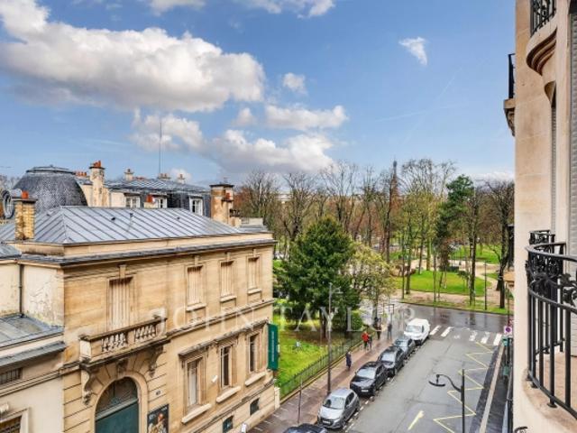 Paris 16. AVENUE RAPHAEL. APPARTEMENT FAMILIAL BEAUX VOLUMES 2 PARKINGS + 2 SERVICES