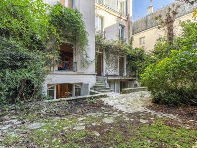 PARIS 16 EME LA MUETTE / VOIE PRIVEE 5 PIECES EN DUPLEX + JARDIN PRIVATIF