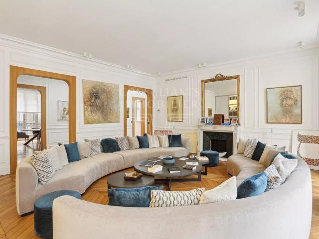 RUE DE LA TOUR. VASTE APPARTEMENT D'EXCEPTION