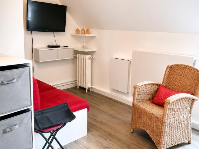 Paris 16e – Avenue Adrien Hébrard – Chambre de service / studio au 8e étage avec ascenseur
