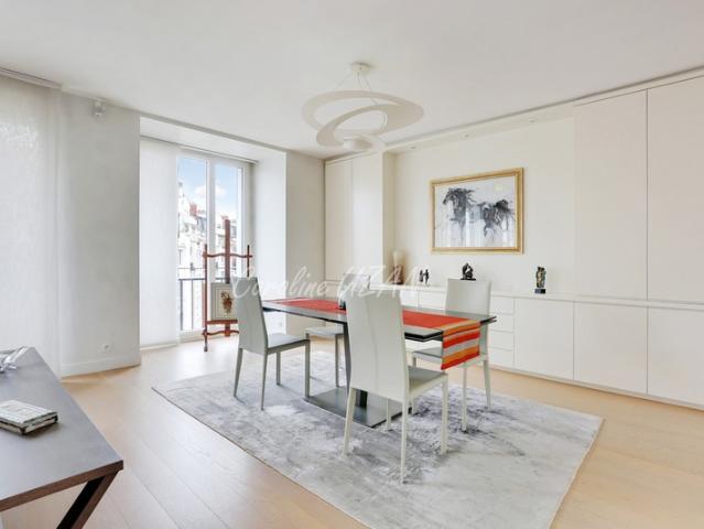 Paris 16e Sud Élégance familiale avec balcon filant 174 m² rénovés Étage élevé – 5/6 pièces