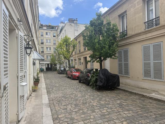 Paris 16è, proche de la place Victor Hugo, superbe local commercial de 270 m2 165m2 au RDC +105 m2 au sous s