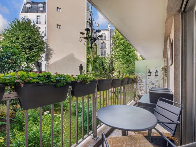 Paris 16e VICTOR HUGO / SAINT DIDIER Appartement à vendre 3 pièces 82,95m² Carrez / 83,49m² au sol 2 chambres Terrasse 12m² Balcon 6m²