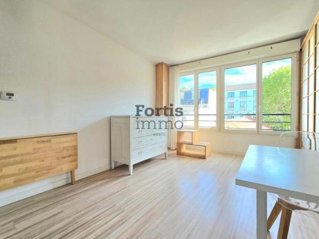 PARIS 18 APPARTEMENT STUDIO 21,61 M² VUE DÉGAGÉE
