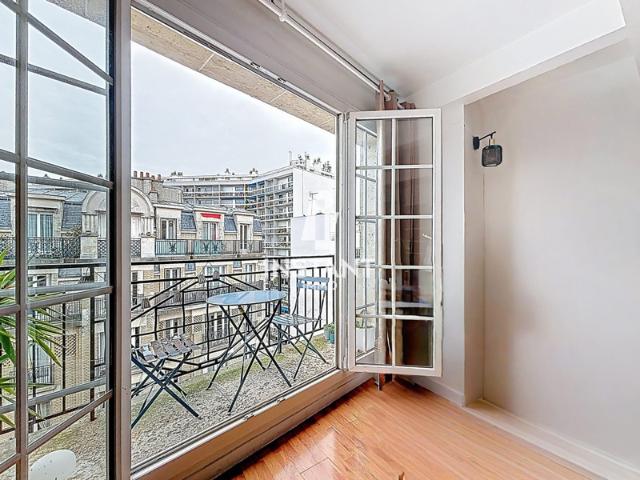 Paris 18, Square Carpeaux Grand Studio avec balcon / Vendu lou