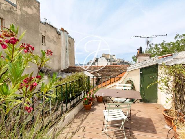 Paris 18e HAUT MONTMARTRE / PLACE JEAN BAPTISTE CLÉMENT Appartement à vendre 4 pièces 90,84m² Carrez 107,84m² au sol 3 chambres Balcon et terrasses 17,30m²