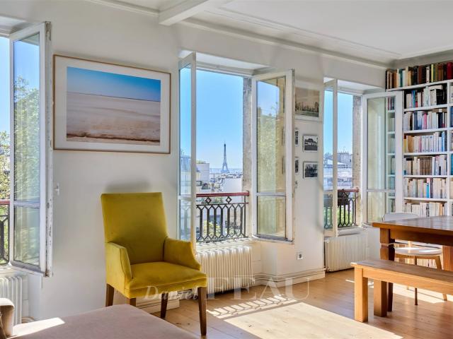 Paris 18e limitrophe 9e Vue Tour Eiffel 2 chambres 77m² Paris 18ème
