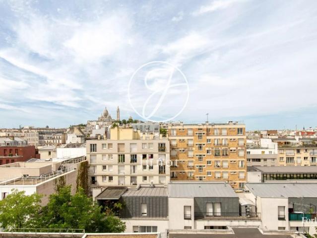 PARIS 18e MARCADET / STEPHENSON Studio à vendre 26,59 m² Carrez Balcon Vue Sacré Cœur