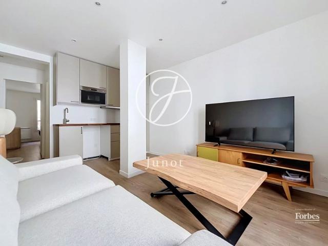 Paris 18e RUE CONSTANCE / ABBESSES / LEPIC Appartement 2 pièces vide à louer 32,23m² Carrez 1 chambre