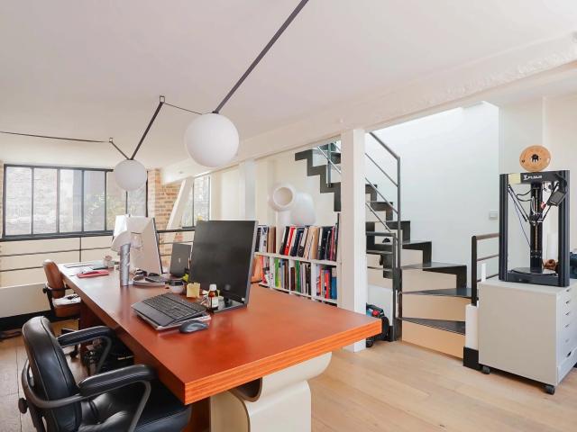 Paris 18e RUE TARDIEU Local commercial 76,49m² Carrez Terrasse privative