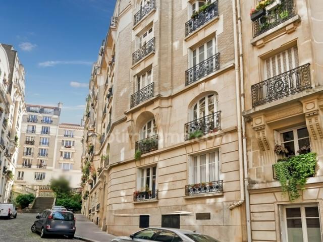 PARIS 18EME 75 MONTMARTRE STUDIO 17,94 m² IMMEUBLE ART DECO CALME HAUTEUR SOUS PLAFONT 3M LOCAL VELOS CONCIERGE ASCENSEUR