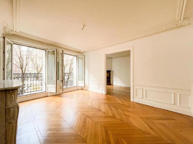 PARIS 18ème GRANDE CARRIERE 4 PIECES 2 CHAMBRES 82m²