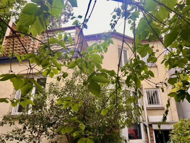 PARIS 19E BUTES CHAUMONT MAISON FAMILIALE AVEC JARDINS ET TERRASSES: 6 CHAMBRES