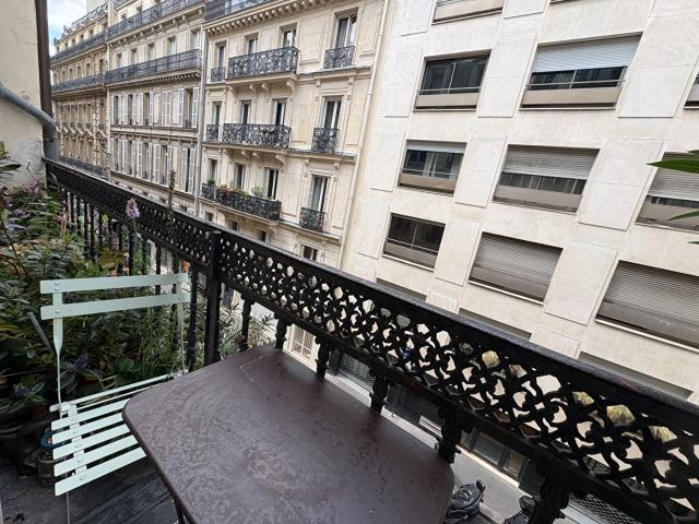 Paris 1er Palais Royal 2 pièces de charme 48 m2 Carrez Balcon filant