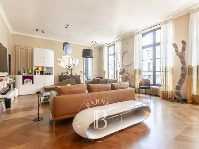 Paris 1er Proche de la Place Vendôme Appartement avec très beaux volumes dans un immeuble prestigieux 2 suites