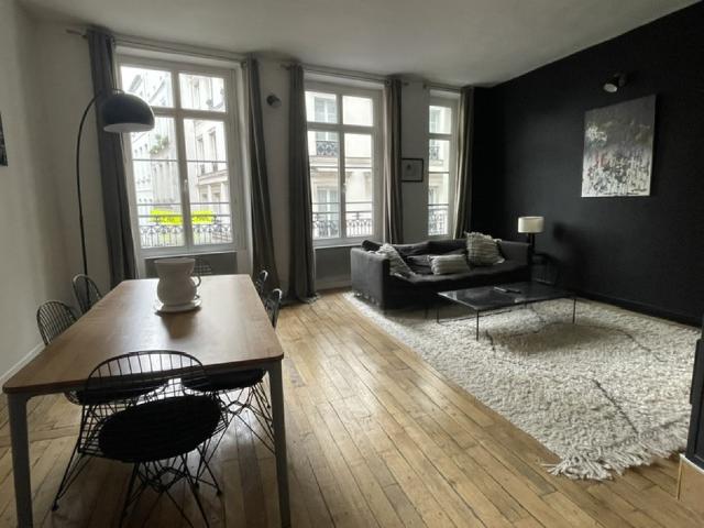 Paris 2ᵉ – Rue Poissonnière – Beau 3 pièces de caractère – 2ᵉ étage