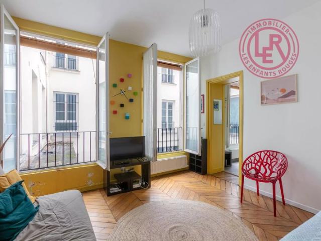 Paris 3 Studio avec belle hauteur sous plafond et ascenseur