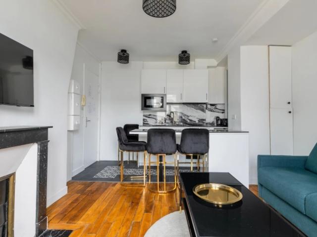 PARIS 3ème APPARTEMENT SUR COUR AVEC VUE DÉGAGEE DANS LE HAUT MARAIS