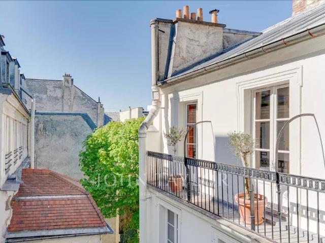 Paris VI Rue Jacob 3 pièces au dernier étage avec balcon