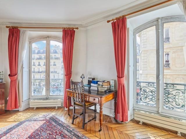 Paris VIe Saint Placide Appartement d'angle avec trois chambres
