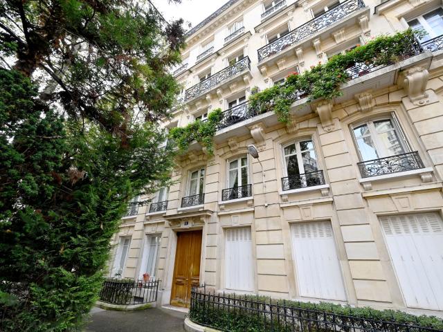 PARIS VII RUE DE LILLE DERNIER ÉTAGE CHARME DE L'ANCIEN