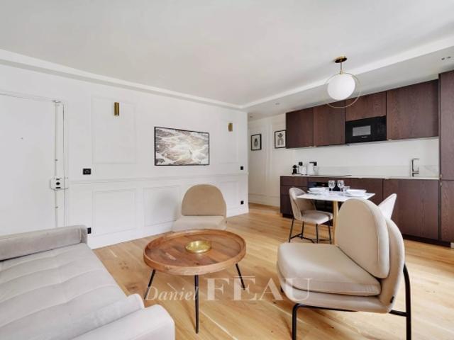 Paris 7 Rue Cler Saint Dominique Appartement de deux pièces en parfait état