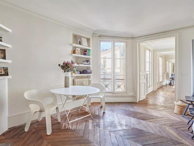 Paris 7 rue du Bac Soleil et calme 82m² Paris 7ème