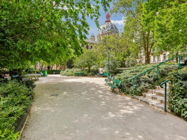 Paris VIII Appartement 3 pièces avec vue jardin Saint August