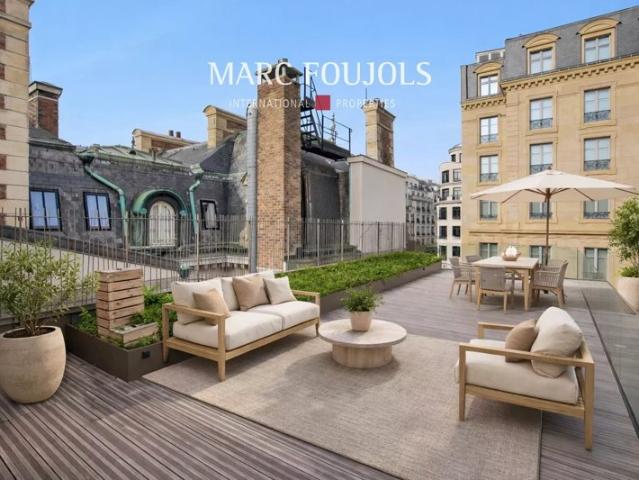 Paris VIII Faubourg Saint Honoré: appartement en dernier étage de 180 m² avec sa terrasse et son roof top de plus de 200 m²