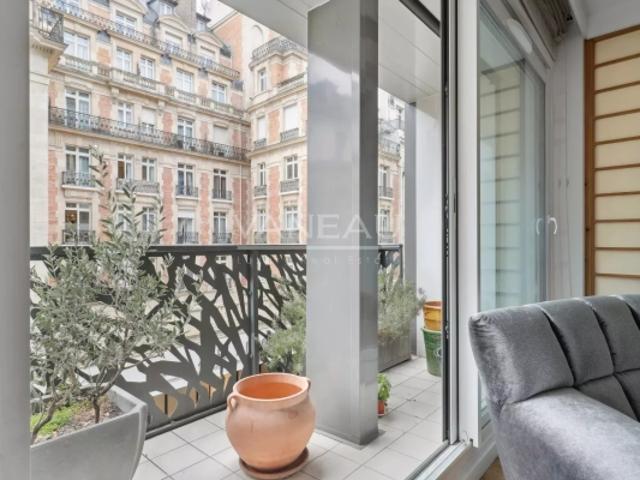 Paris VIII Pied à Terre Balcon