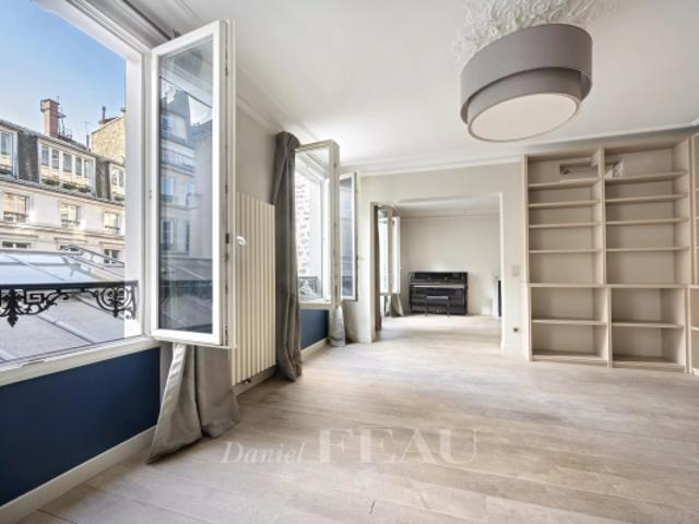Paris Xe Rue des Petites Ecuries – 190 m²