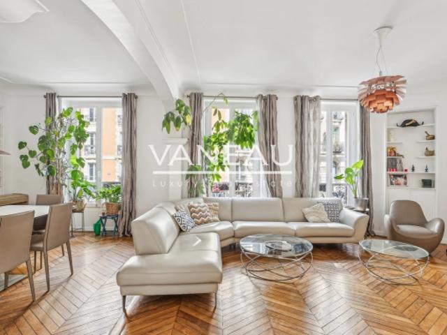 Paris Xème Bel appartement familial de quatre pièces en parfait état Charme de l'ancien préservé