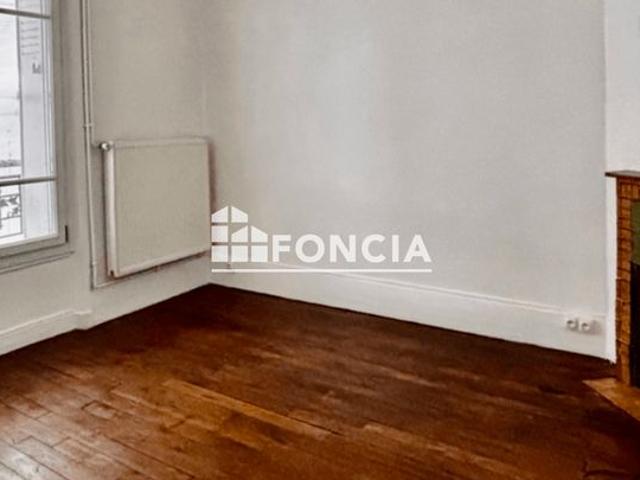 PARIS XIXe / Studio lumineux avec parquet et poêle — Calme et potentiel