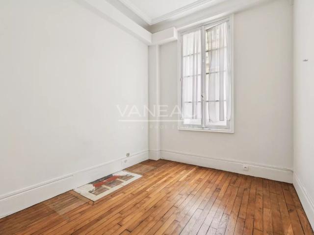 PARIS XV Villa Poirier: Appartement trois pièces à rénover
