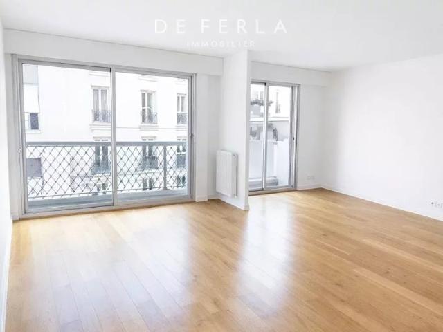Paris XV? – Appartement familial traversant avec doubles balcons et parking