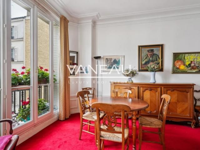 PARIS XVe Commerce Appartement d'exception quatre pièces avec balcons