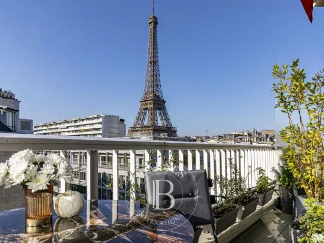 PARIS XV/CHAMP DE MARS BIEN D'EXCEPTION DERNIER ETAGE VUE TOUR EIFFEL