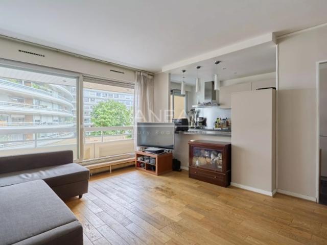 Paris XVe Cambronne Appartement trois pièces avec balcon