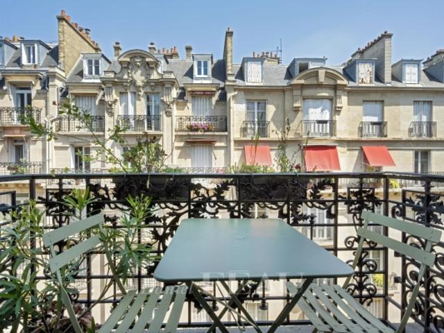 Paris XVe limite VIIe MOTTE PICQUET 3 chambres étage élevé 2 services parking